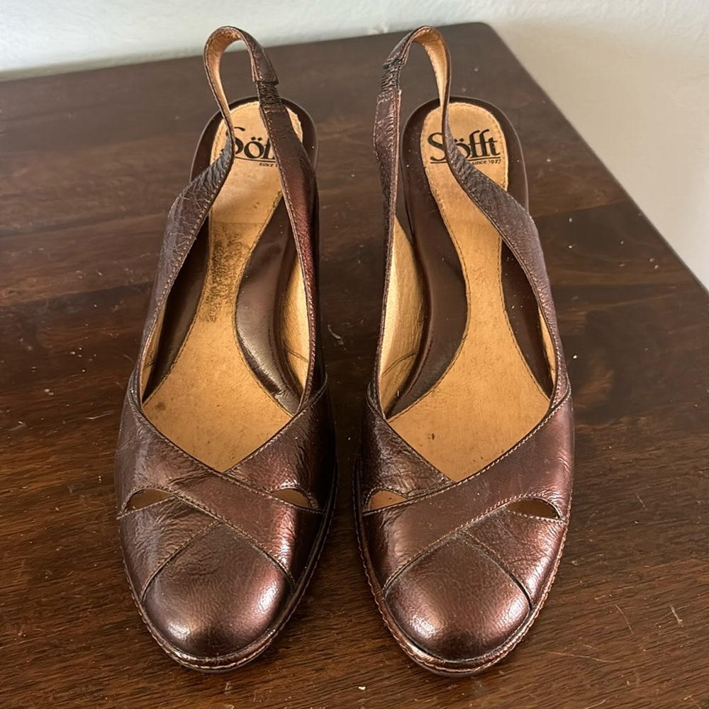 Sofft brown coper patent leather heels.